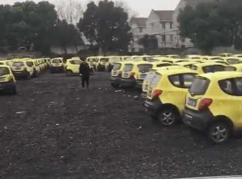 上千台知豆D1退役车停满广场，店员：自带几千公里数，5折处理