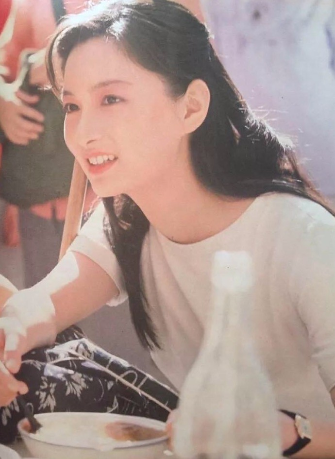 八十年代女影星殷亭如:再土的衣服也遮不住她天然洋气