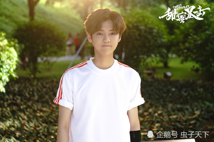 《甜蜜暴击》首发预告 关晓彤玩柱咚鹿晗误入女校竟被扑倒