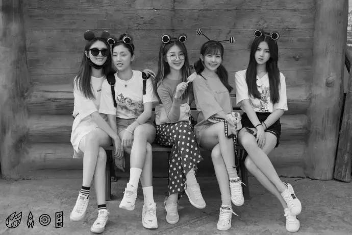 火箭少女101现身游乐场 杨超越热裤实力秀腿