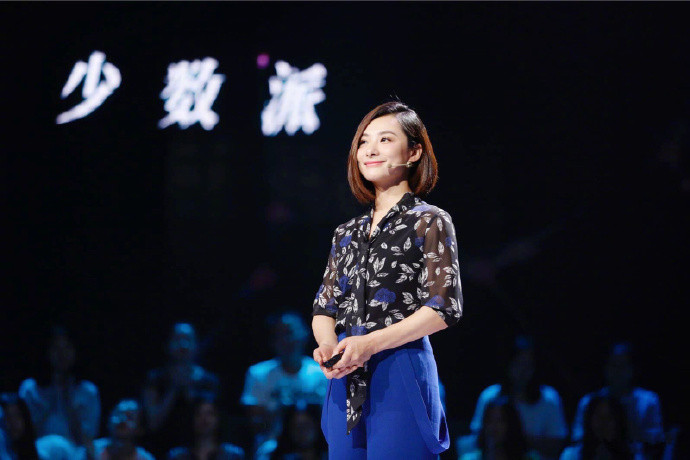 刘璇《星空演讲》透视衬衫配上阔腿裤瞬间老10岁腰上俩带是什么?