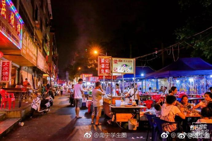 南宁最有名的夜市莫过于中山路,富兴美食街对于很多南宁人来说非常