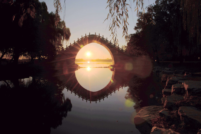 日出东方照九州,江山万里遍地红。
