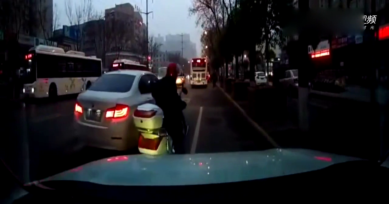 电动车有缝就钻 视频车忍不住飙粗话 你怎么看？