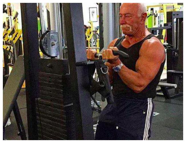 70多位大爷在健身房泡到年轻女孩,相处了两个