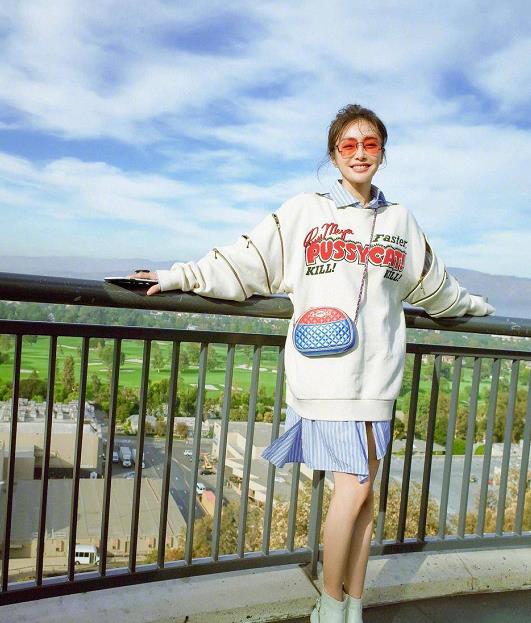 秦岚穿驼色风衣,内搭高领毛衣,穿出精致的女人