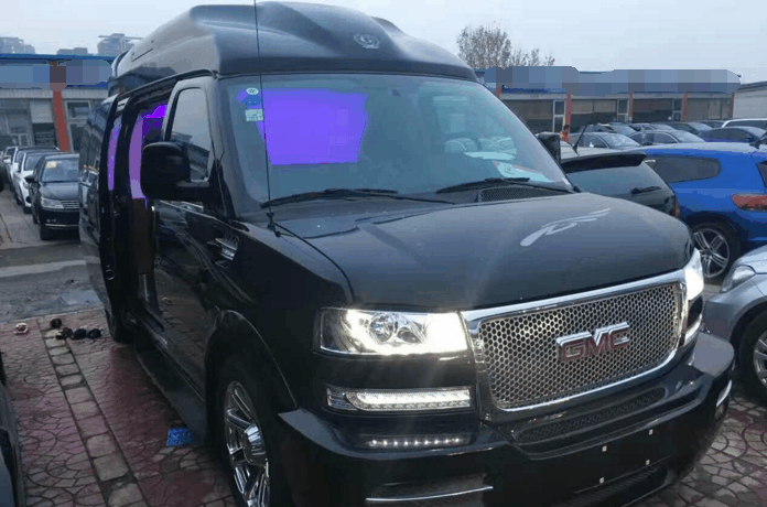 老板买了一辆GMC Savana, 内部空间很充足