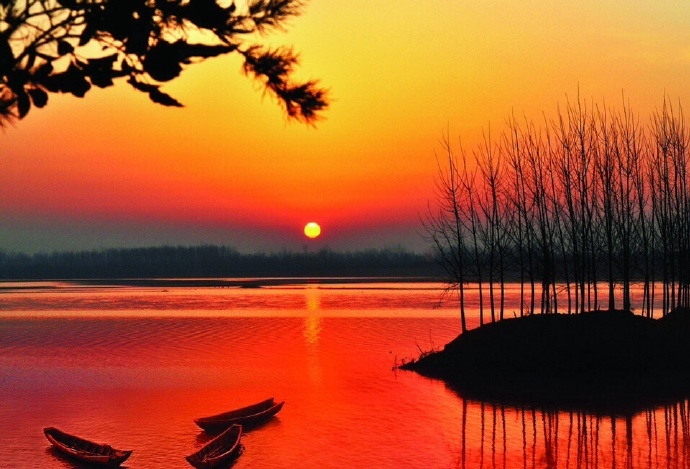 日出东方照九州,江山万里遍地红。