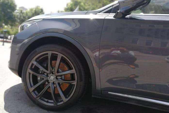 扎心了：网友曝全新比亚迪唐前后刹车盘生锈，缝隙大可赛手指