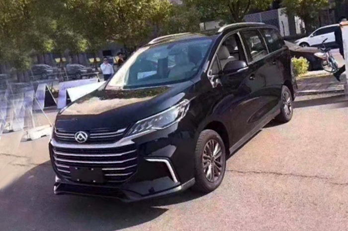 上汽大通G50实车曝光，黑色太霸气了，途安奥德赛黯然失色