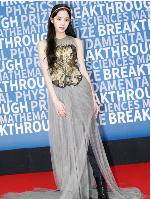 欧阳娜娜最近出席活动,一组照片简直就是金鹰