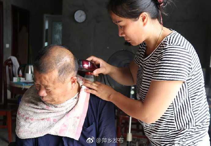 萍乡孝顺儿媳肖爱萍7年如一日照顾瘫痪双亲