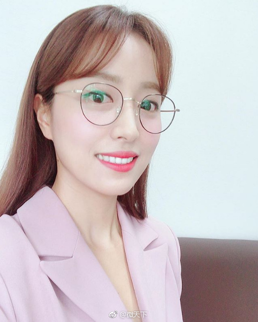 韩国出现了首个戴眼镜播新闻的女主播