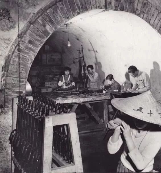 抗战地下兵工厂办夜校:学习数理化 老美高级技