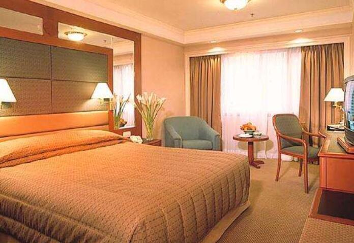 小姨子每次来,老婆都让我住酒店,当晚躲在床底听到对话,我哭了