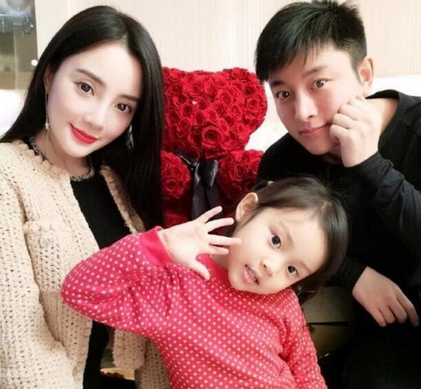 李小璐硬生生的将一个靓丽少女“换脸”变成了一个僵尸脸小姐姐！