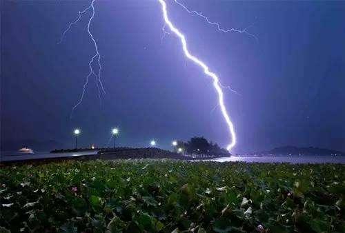 下雨打雷宝宝会吓哭 怎么做宝宝才不会害怕