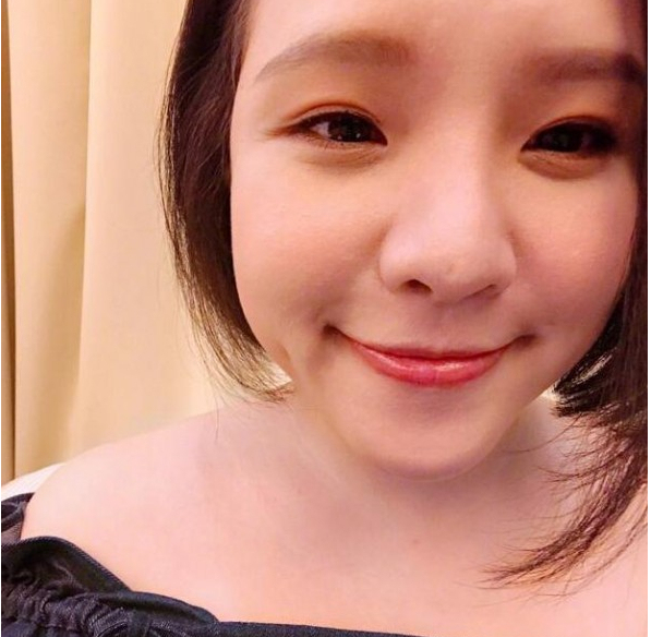 Hold住姐谢依霖分享宝宝B超照,发现孩子在吐舌