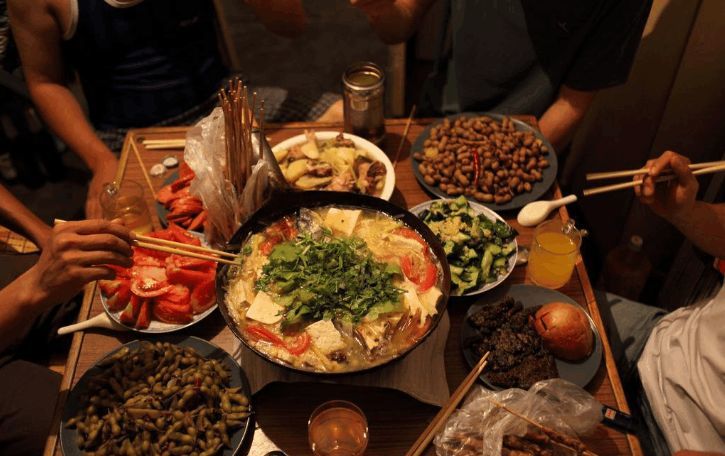 看看中国人聚餐的习惯,再看看韩国和日本,差别一目了然