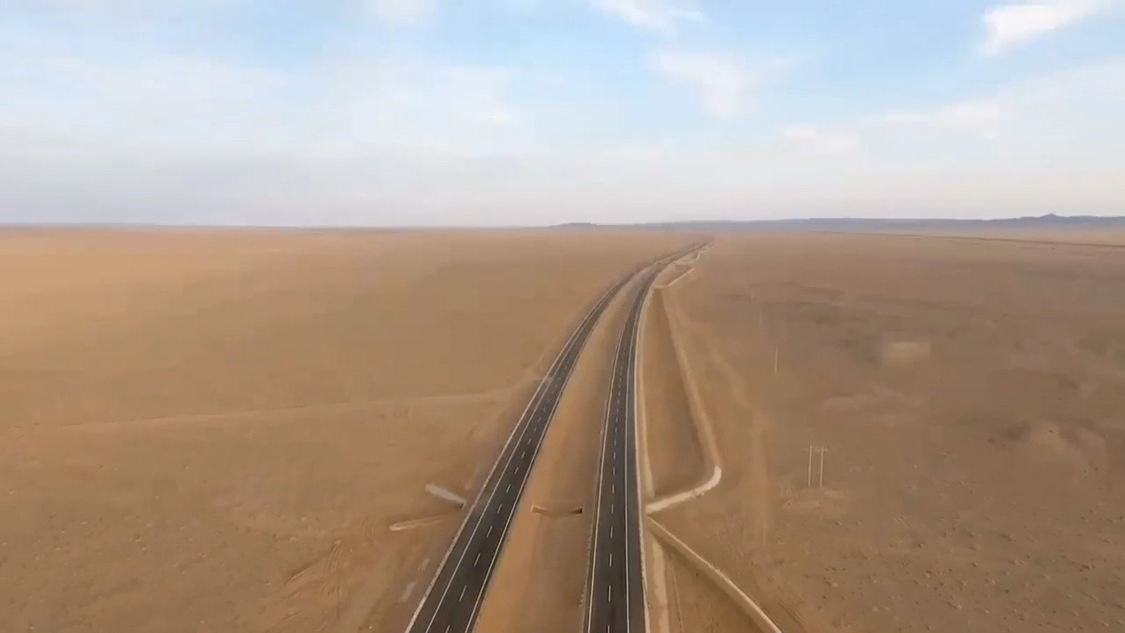 厉害了我的国!穿越500公里无人区，中国建世界最长沙漠公路