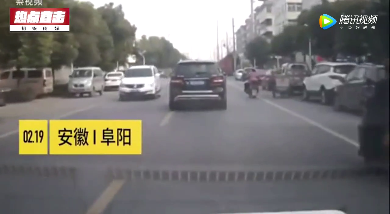 奔驰车神反应 避开电动车女子 避免了车祸的发生