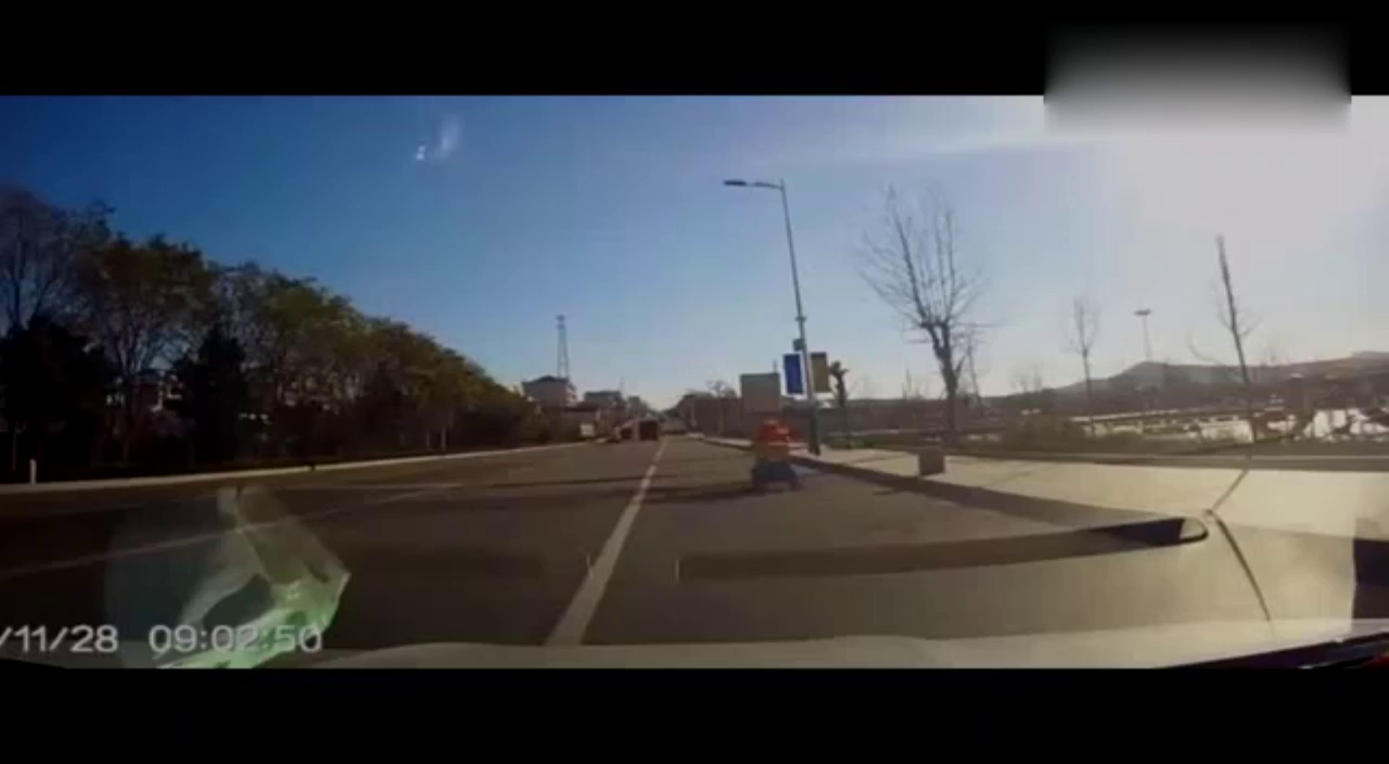 电动车野蛮变道逼大货车停车，如此凄惨下场他可曾想到？