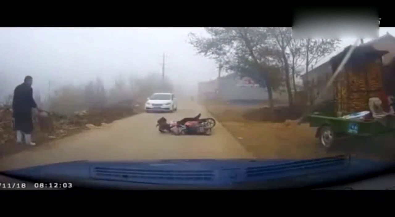 电动车当街被撞翻，当她看到肇事者后，直接崩溃了！