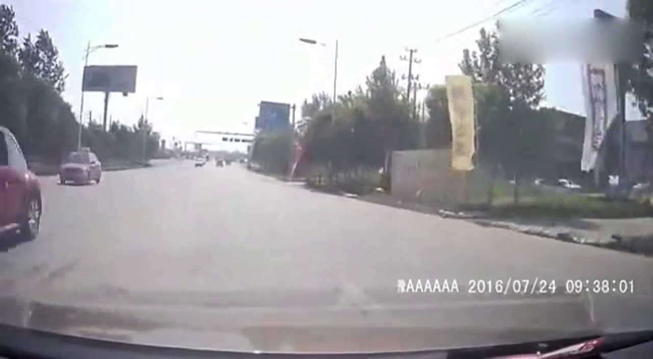 电动车闯红灯被惨撞飞，然而汽车却要负全责！