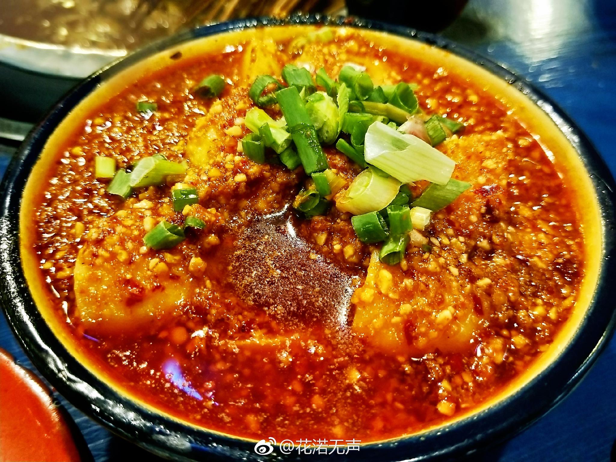 打卡网红店马路边边麻辣烫，这是一家5点以后就必须要拿号排队的店