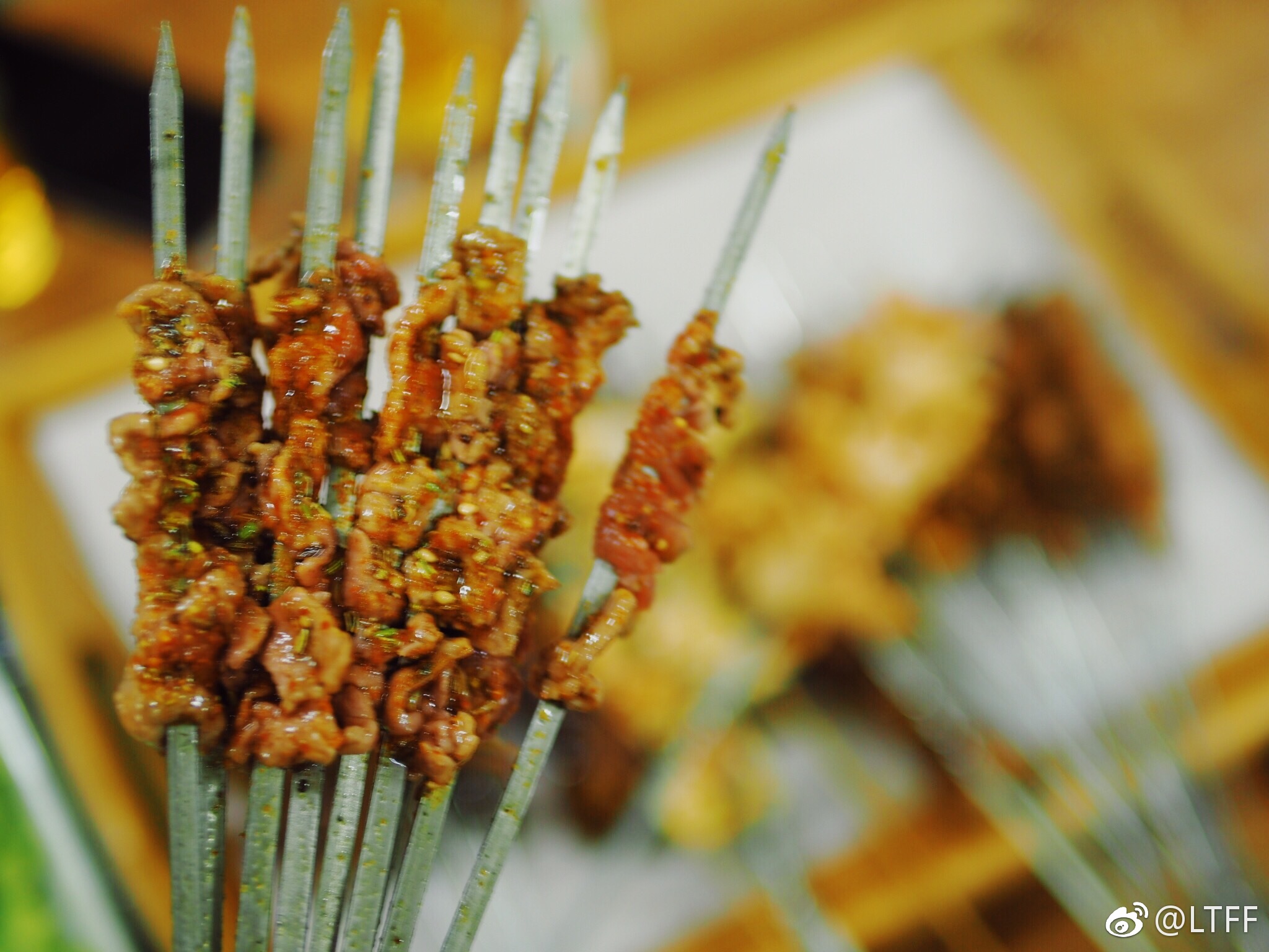 周五晚上和朋友约好来到了鹤岗三分熟烧烤。在