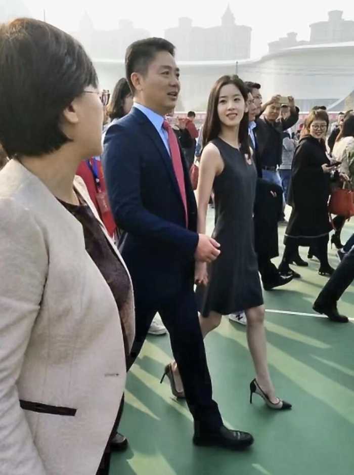 看完章泽天的膝盖就知道了! 网友: 难怪刘强东去哪里都带着她