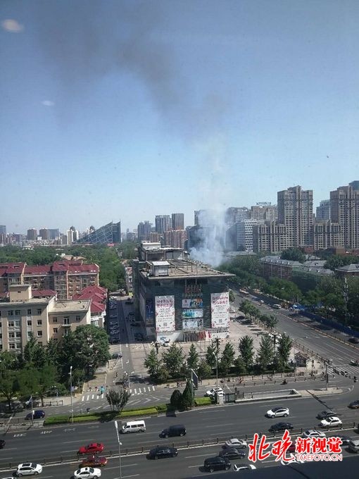 北京东大桥路一汽车自燃:3名乘客迅速逃离 起火原因未明