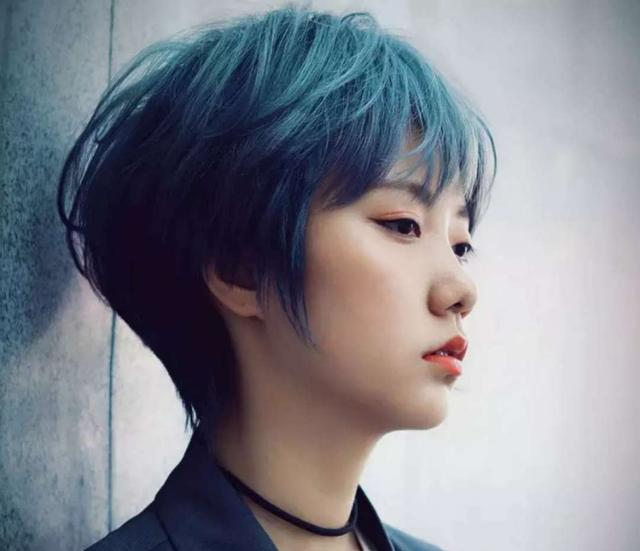脖子短的女生适合剪怎样的发型?