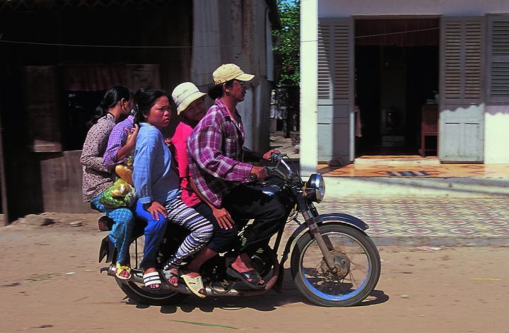 佩服吧!越南人骑摩托车的高超水平,太令人不可