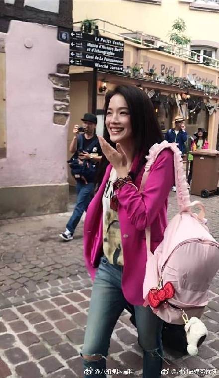 同样是76年生的,舒淇撞衫赵薇格子外套,到底谁