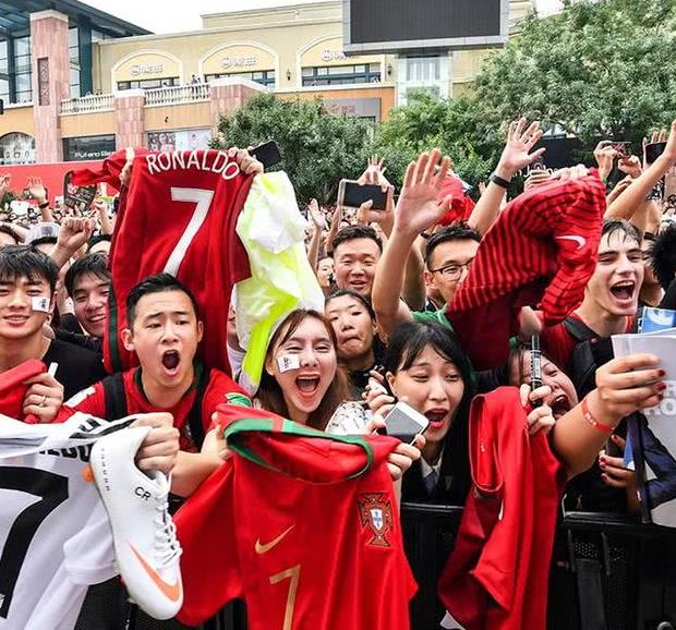 C罗中国行,梅西躺枪!球迷翻出旧账:真是,热脸贴