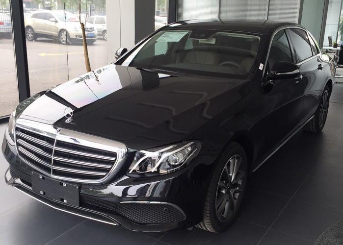 花45万提奔驰E200L, 女友打开车门, 车主却被“教育”一番