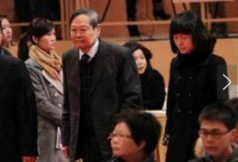 杨振宁老婆和邓建国老婆近照，同是老夫少妻，婚后生活天差地别
