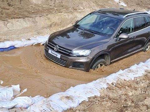 花60万却买一辆“水”货，大众途锐面临大考，车主表示：必须退车