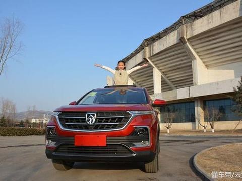 女儿从小喜欢车，刚提宝骏530女儿就要摸方向盘，还当起车模