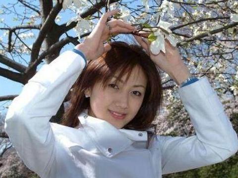 她年仅25岁身价700亿，对200万的豪华车没一点兴趣