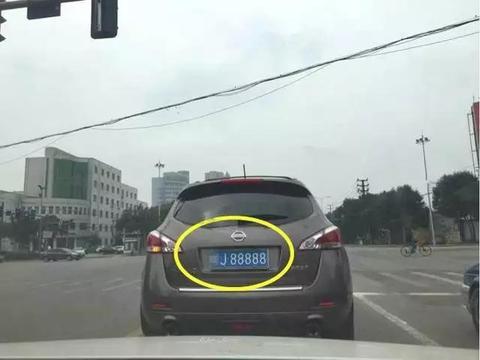 等红灯时遇上一辆日系车，车牌太霸气！还没等到绿灯交警就来了