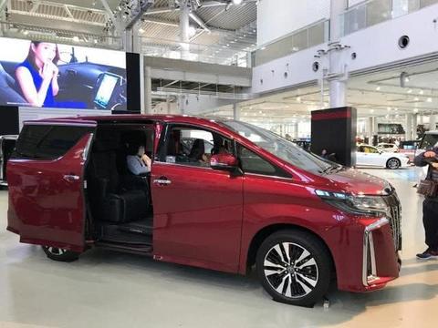 2019款埃尔法现身商场，红色外观太惹眼，混动与8AT 加价50万？