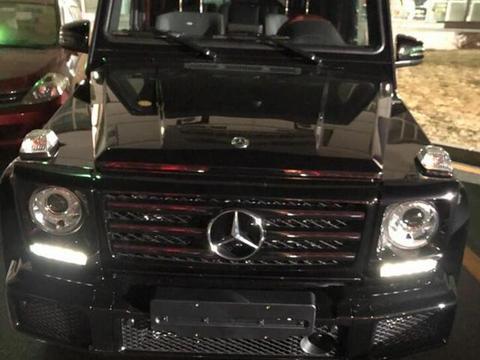 2018款奔驰G500提车，全球460台，熏黑轮毂红色真皮内饰帅到掉渣