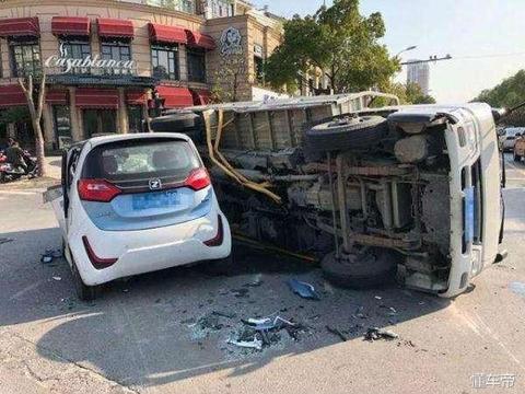 众泰E200撞翻大货车, 两车差距之大, 网友: 这次没人在喷了吧?