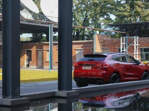 国产豪华轿跑SUV，上路回头率高，15万的车四个排气筒