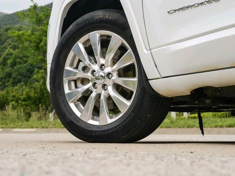 这辆SUV够拼，标配全景天窗＋9AT，为挽销量自降身价20万！