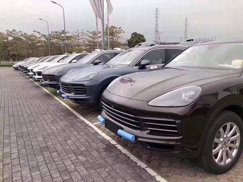 大量19款保时捷卡宴抵达4S店，网友：这内饰众泰要10年都仿不出