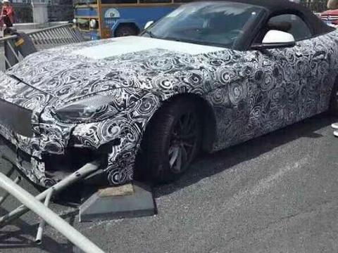 成都街头一伪装路试车撞上护栏，路人曝光现场照，看看这是什么车