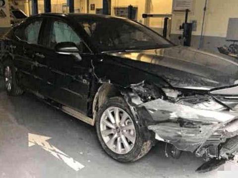 18款凯美瑞撞车后，裸露泡沫防撞梁？车主：幸好气囊弹出！